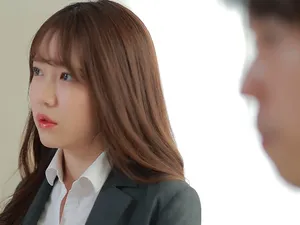 Mạnh Mẽ rất hay ve vãn. Tối nay, một người vợ 32 tuổi rất hấp dẫn. Cô ấy có búi tóc lớn cỡ D. Cô ấy vặn mình và được em trai phục vụ. Cô ấy rất thoải mái.
