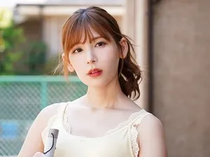 ông chồng nhu nhược nhìn vợ cùng tiền bối chụp ảnh khỏa thân