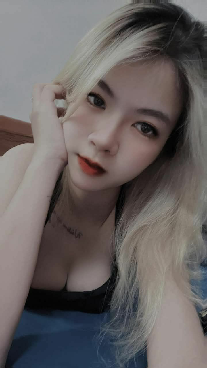 Em đừng nói gì nhé tý cô cho bắn tinh vào lồn